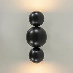 Design wandlamp textured black inclusief LED
