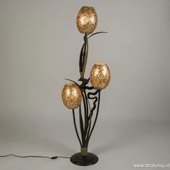 Houten vloerlamp met kelk van schelpen
