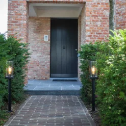 Moderne buitenlamp lantaarn op paal zwart met helder glas