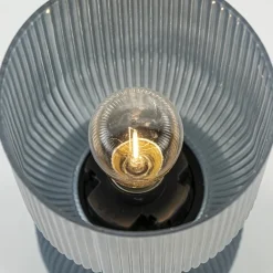 Phoebe kleine light and living tafellamp blauw-grijs op batterijen