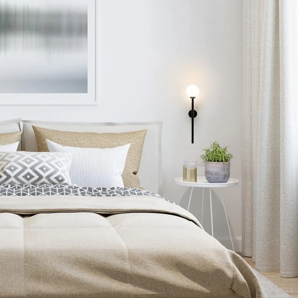 Retro wandlamp zwart met witte glazen bol