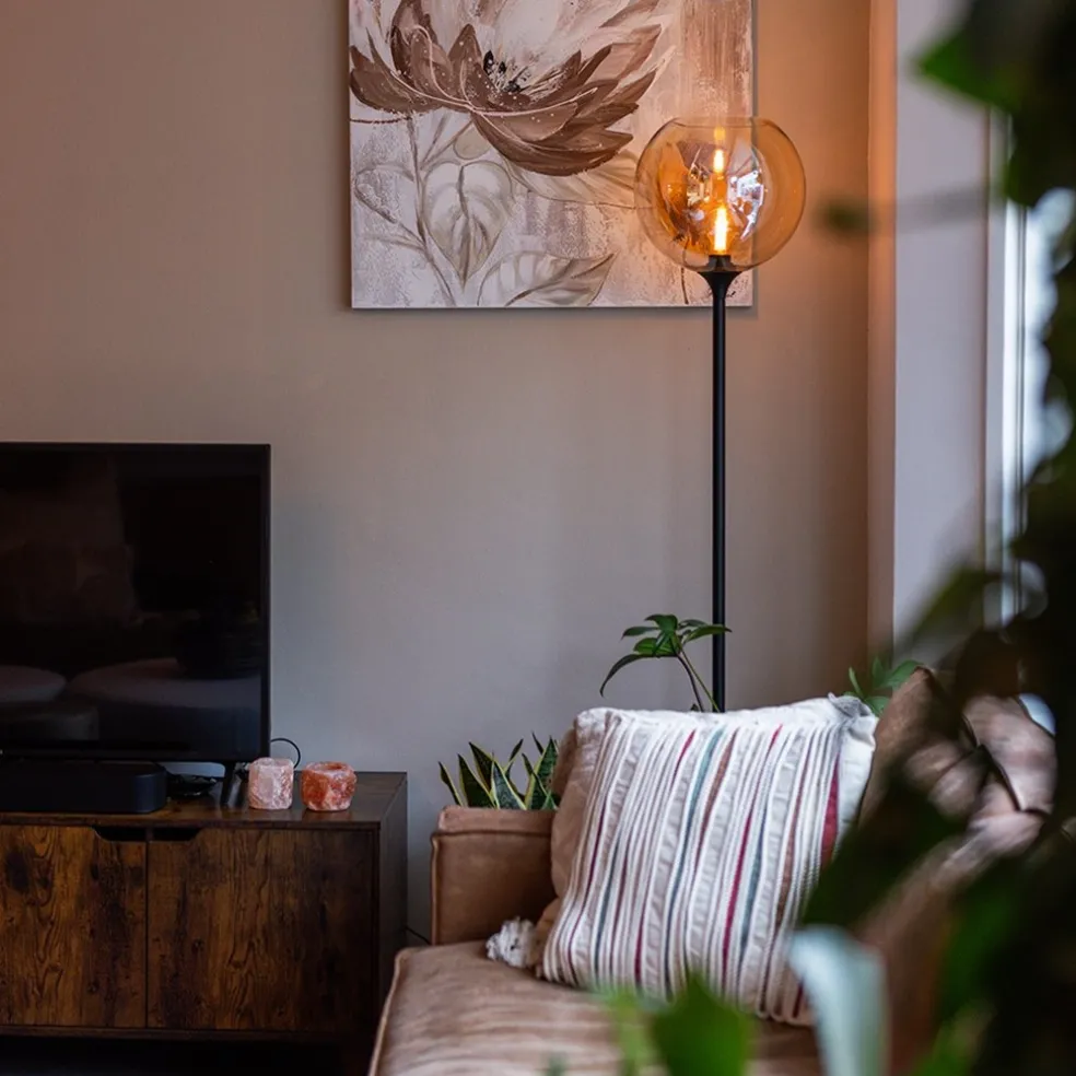 Strak klassieke vloerlamp zwart met amber glas 30 cm