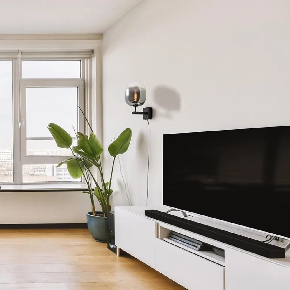 Trendy wandlamp zwart met smoke glazen kap en snoer